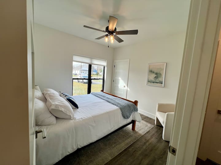 Სტუმრების უმაღლესი დონის საძინებელი Queen-თან და Walk-In-Closet-თან ერთად