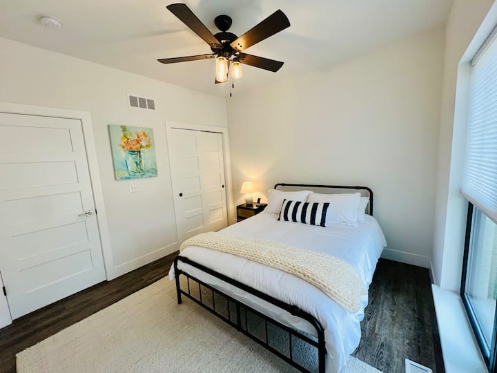 Ძირითადი დონის სტუმრების საძინებელი Queen-თან ერთად