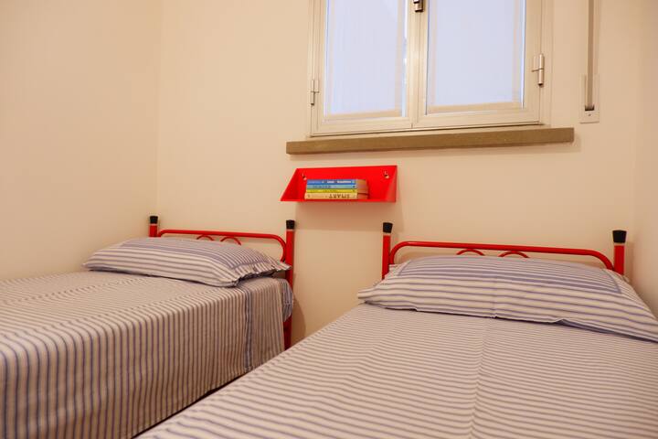 Კასა მირაბლუს შეუძლია 4 ადამიანის განთავსება მეორე საძინებლის წყალობით, რომელიც აღჭურვილია ორი ერთადგილიანი საწოლით