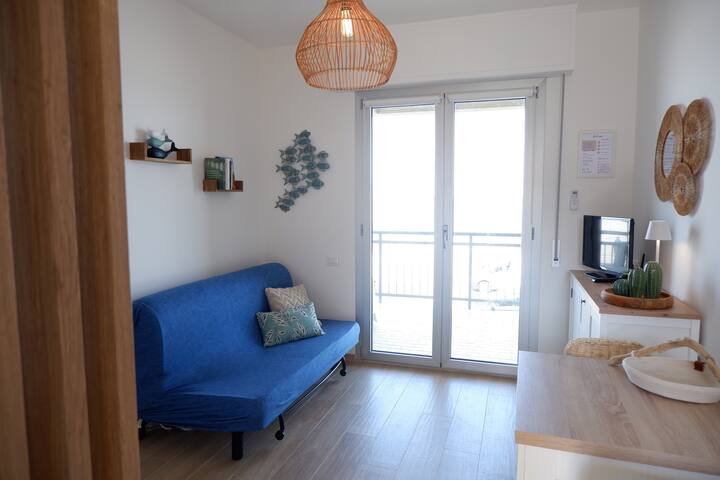 Დაისვენეთ ტელევიზორის წინ ან მოუსმინეთ ზღვის დრტვინვას, ადამიანების ხმებს და საბავშვო თამაშებს პლაჟზე