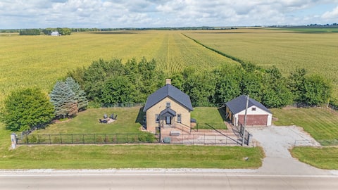 Schoolhouse Canyon at Starved Rock, Modern Getaway