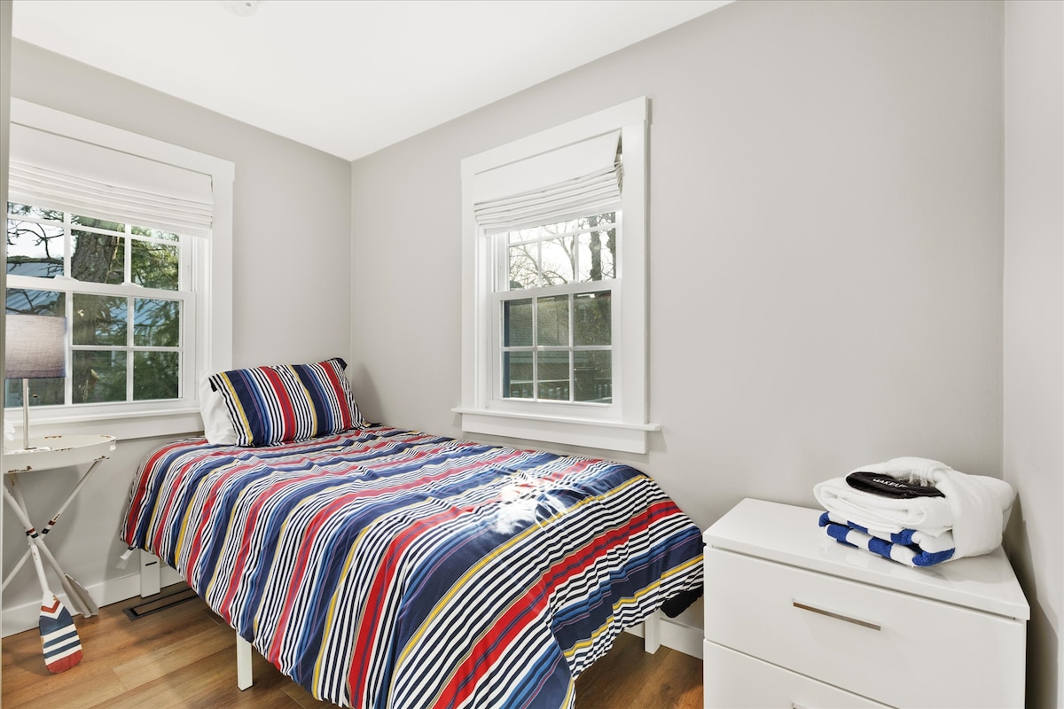 Acogedor dormitorio doble con luz natural, ropa de cama a rayas y una moderna mesita de noche blanca. Perfecto para niños o huéspedes solitarios que buscan un espacio tranquilo.
Ropa de cama (almohadas, fundas de almohada), toallas (de mano, baño, playa) incluidas en los gastos de limpieza