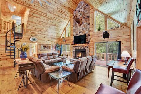 Log Cabin (22 beds-30 ppl) borders a Park & River