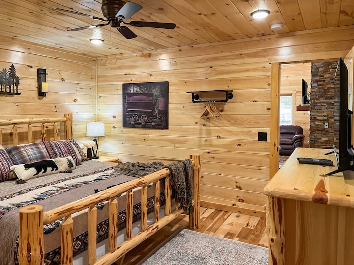 Geniet van luxe en ontspanning in ons ruime kingsize bed met een eigen badkamer en een tv voor je vermaak.