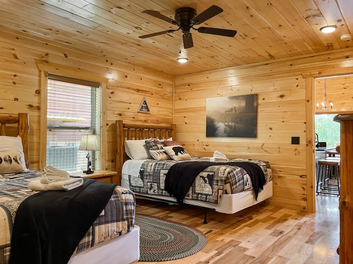 Ontspan comfortabel met twee gezellige queensize bedden in deze uitnodigende warm ingerichte slaapkamer. Geniet van het gemak van een eigen badkamer en directe toegang tot het achterdek waar je kunt ontspannen in de zithoek en kunt genieten in de hot tub.