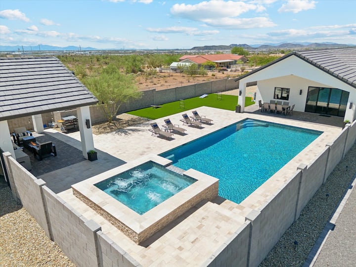 Summer Is Perfect Pool Weather + Hot Tub + 3 Bed - United States