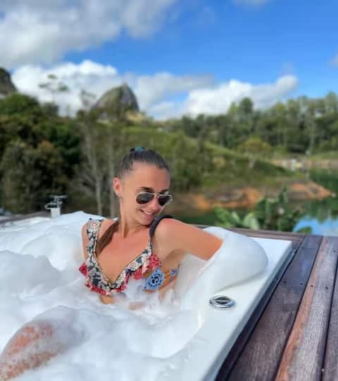 Top performing Airbnb: Private close LakeJacuzzyStone Padele board in Guatapé