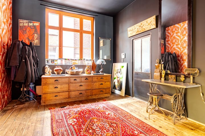 Great dark loft full of light – Central Brussels.