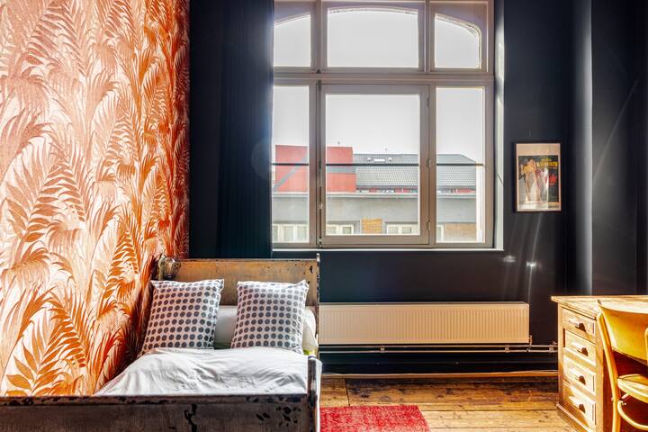 Great dark loft full of light – Central Brussels. gallery image 3