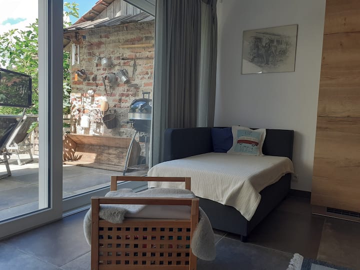 Divan-krevat për t 'u tërhequr për një vend shtesë për të fjetur