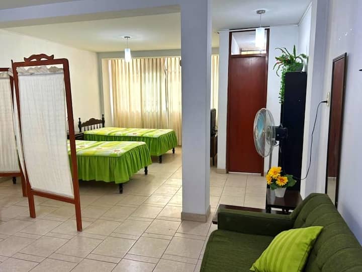 Monoambiente con sala, comedor y espacio para dormir con dos camas individuales. TV con cable. Además acceso a baño privado.