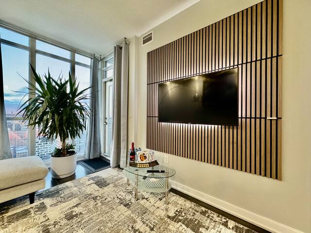 Luxury High-Rise 2 Bedroom Condo in Heart Of TO gallery image 3