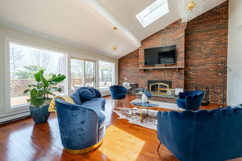 Serene Private Home • Light-Filled • Hot Tub •Deck