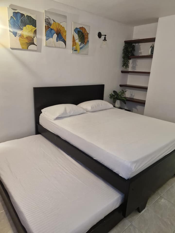 Ფართო ოთახი კონდიციონერით, კარადით,  ტელევიზორითა და ტანსაცმლის უთოთი 