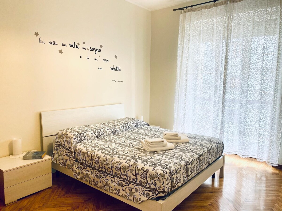 Lingotto relax, Inalpi Arena, Stadium, downtown Turin.
Chumba kikubwa cha kulala kilicho na kiyoyozi.
Kitanda cha watu wawili chenye starehe sana, vitabu vichache kwa ajili ya masomo yako, Televisheni mahiri ya Netflix, Disney+, Prime Video.
Wi-Fi bila malipo na haraka sana. Kabati kubwa. 
