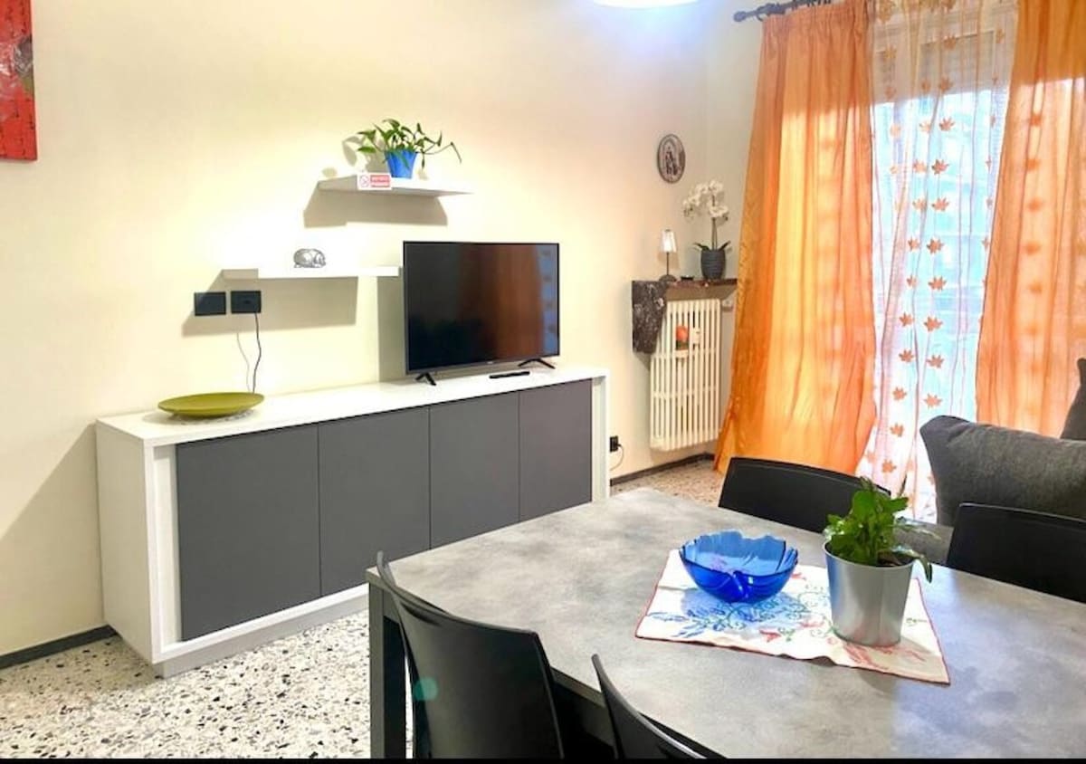 Lingotto relax, Inalpi Arena, Stadium, downtown Turin.
Kiyoyozi. Sofa ya starehe ambayo inaweza kubadilishwa kuwa kitanda kikubwa cha watu wawili.
Televisheni MAHIRI (televisheni ya kebo + Netflix, Disney+, Video Kuu). 
Wi-Fi bila malipo. Kiti kirefu bila malipo
Mtaro wa kupendeza kwa ajili ya mapumziko