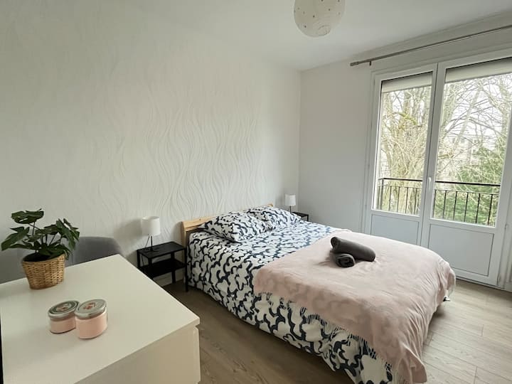 Teplá izba s manželskou posteľou (140 cm)
Útulný kokón, kde si môžete oddýchnuť a vychutnať si pokojný spánok v príjemnom prostredí.

