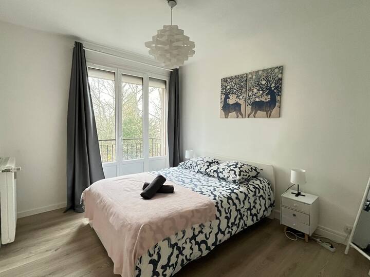  Útulná spálňa s manželskou posteľou (140 cm) a šatňou
Pohodlný a funkčný priestor, ideálny na relax a jednoduché usporiadanie vecí.

