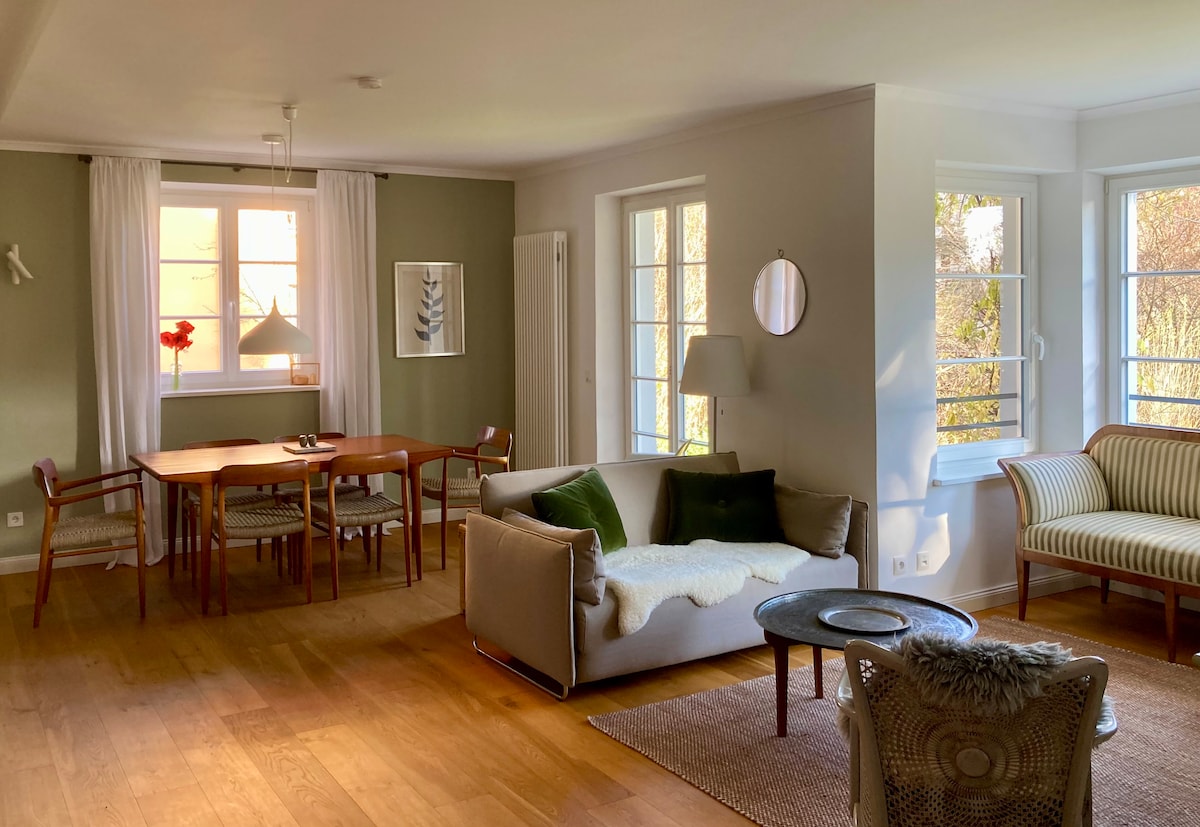 Top performing Airbnb: Stylish large apartment near the center in Augsburg