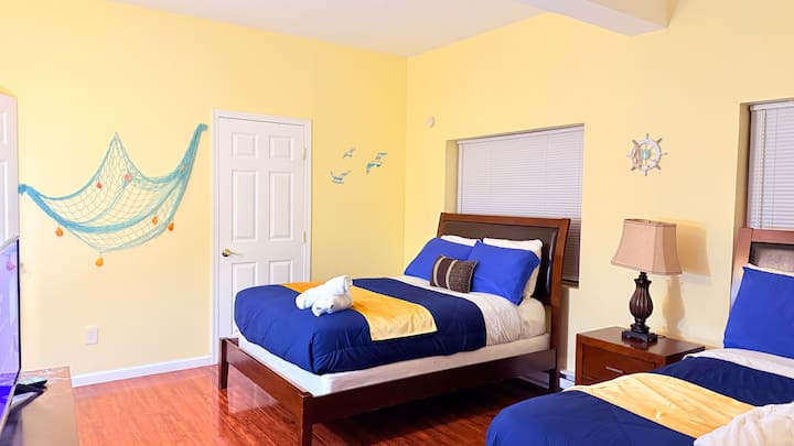 Disfruta de la comodidad de una cama doble mientras disfrutas de la impresionante vista del lago desde este dormitorio.