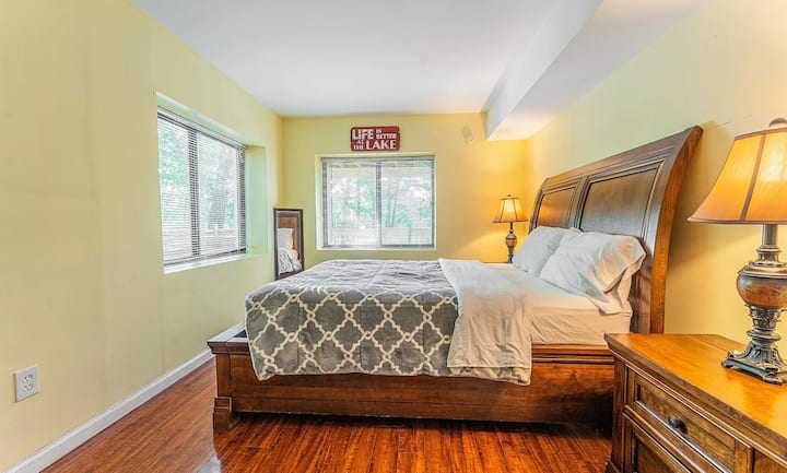 Dormitorio en la planta baja con cama tamaño queen y cuna.