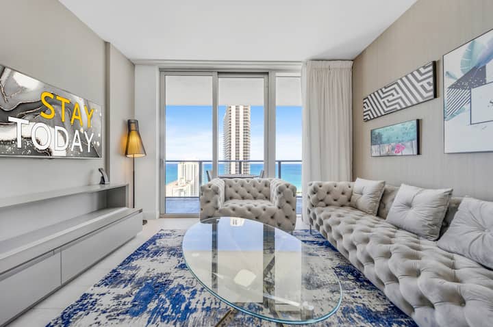 ✨Добре дошли в Hyde Beach House Miami! Насладете се на панорамни гледки, луксозни удобства и оживена градска енергия. Идеално за семейства, групи или двойки, които търсят стилно място за почивка край океана с пълен достъп до курорта.