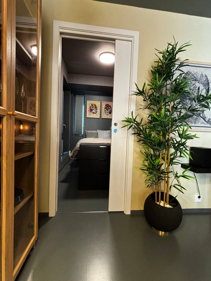 Oddýchnite si a načerpajte energiu v pohodlí našej útulnej spálne. S priestrannou manželskou posteľou (150 cm) a pokojným prostredím je to ideálne miesto na oddych po dni strávenom objavovaním Bergenu.