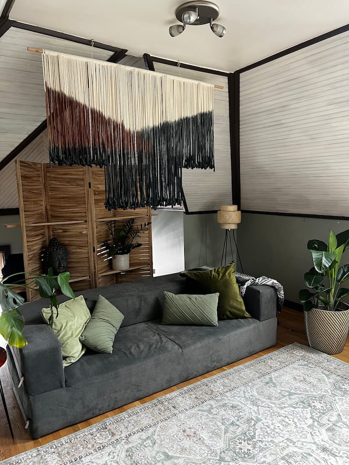 Каучот од пена се претвора во многу удобен брачен кревет (широк 150-179 см)