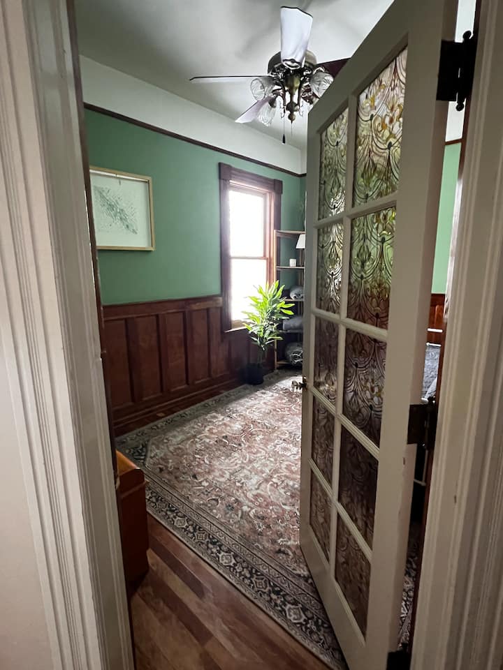 Спална соба на 2 кат со витражна врата