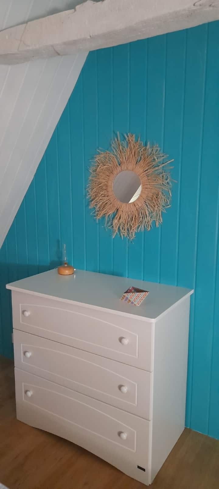 Კომოდი თქვენი ნივთების შესანახად, ლურჯი, რომელიც ოცნებობს...
Ოპტიმალური შესანახად არის ტანსაცმლის პატარა საკიდიც.