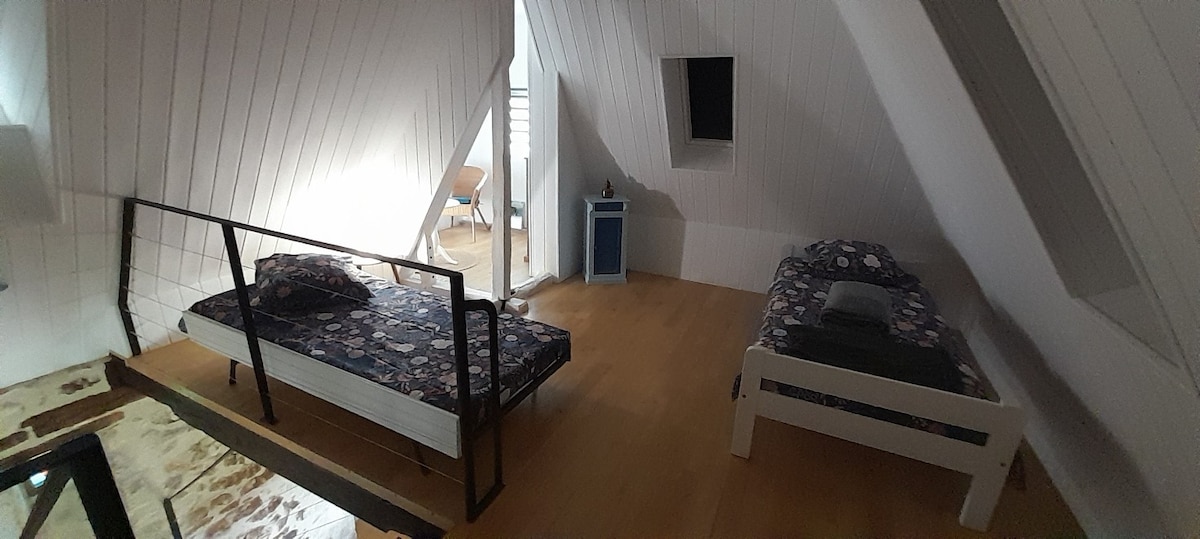 เตียงสองเตียงที่สามารถนำมารวมกันเพื่อทำสองที่นั่งพร้อมท็อปเปอร์ที่นอน 
ฟูกนอนใหม่และมีคุณภาพดี 