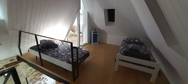 Ორი საწოლი, რომელიც შეიძლება ერთად მოაქციოთ ორადგილიანი, ლეიბის ზედაპირით. 
Მატრასები ახალია და კარგი ხარისხისაა. 