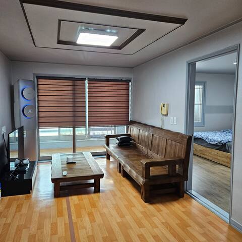 Canggu (5 minutes by car from Yeongil, 2 minutes from Songdo Beach, 5 minutes on foot from Jukdo Market & the best location) 2 rooms 2 beds, near the grocery store # Free Internet