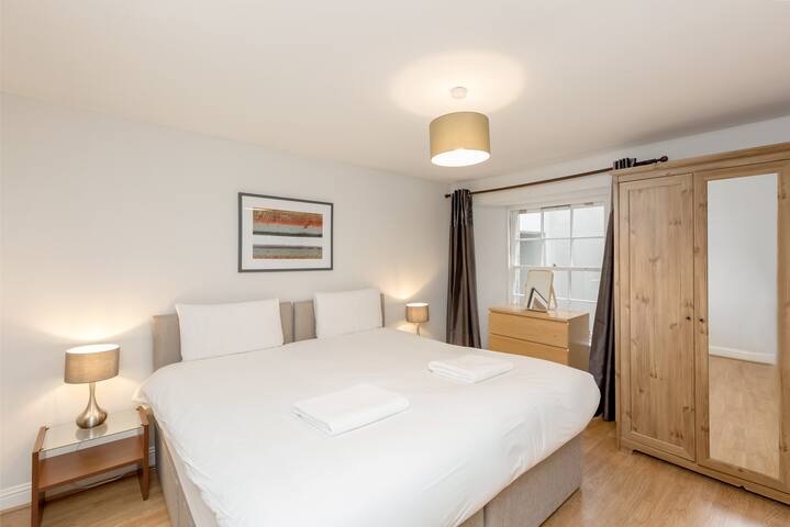 3 bed apartment ideal for Royal Mile & Old Town gallery image 5