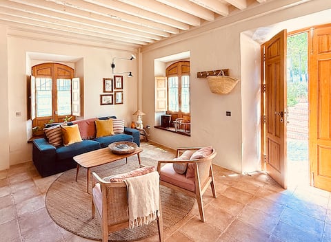 Top Airbnb: Amandava: Old Town Charm, Sea Views & Roof Terrace en Salobreña