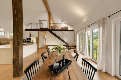 Forest Retreat: Serene 160m2 with Forest Views