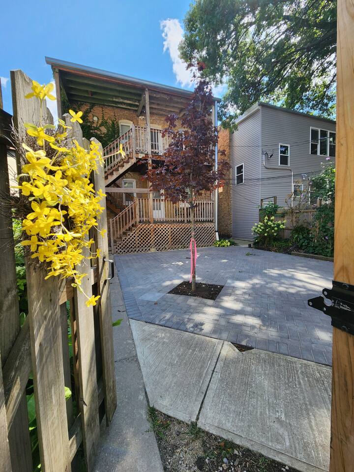 1 King 2 Queen Frank Loyd studio 1 free parking