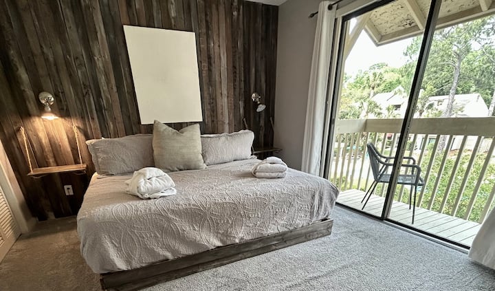 Velika bračna soba na 3. katu s malim televizorom. Balkon s pogledom na bazen.