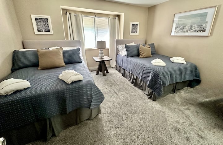 Spavaća soba na drugom katu s dva bračna kreveta.