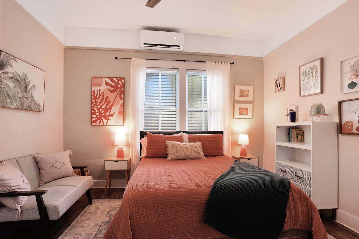 Main Bedroom, Queen bed.