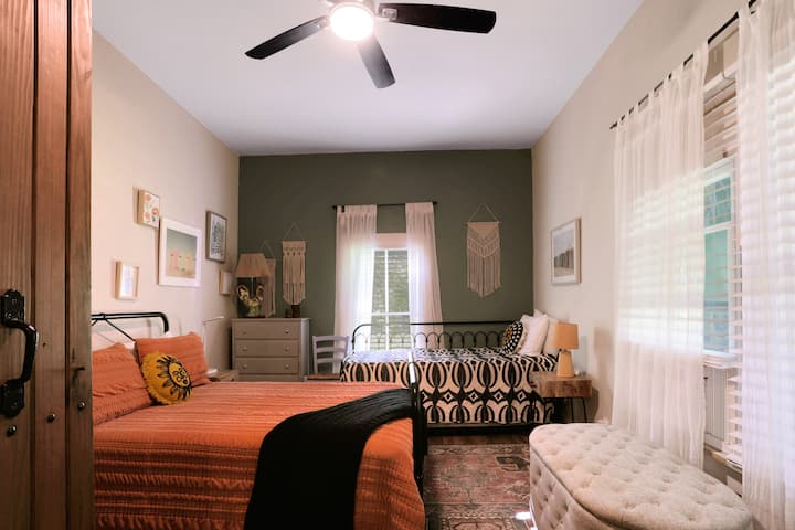 La seconda camera da letto ha un letto matrimoniale e un divano letto singolo con estraibile.