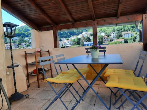 Charming house with closed garage and terrace