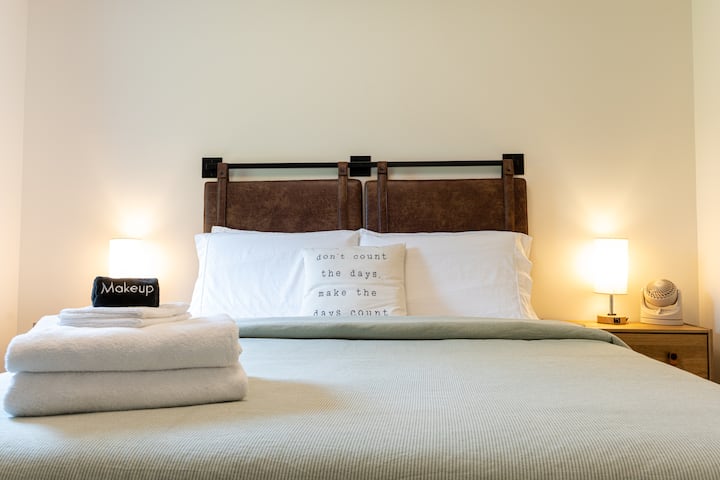 تقع غرفة النوم رقم2 بحجم كوين خارج المطبخ وتحتوي على طاولات بجانب السرير للملابس المطوية وخزانة صغيرة للعناصر المعلقة. مروحة بجانب السرير ومصابيح مع منافذ محطة شحن.  ستائر مظلمة للغرفة في جميع غرف النوم!