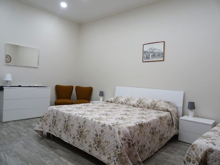 Dobbeltværelse (op til 4 personer) udstyret med en queensize-dobbeltseng med mulighed for at tilføje to enkeltsenge og en barneseng, aircondition, sengetøj og håndklæder til hver gæst [+ pengeskab].