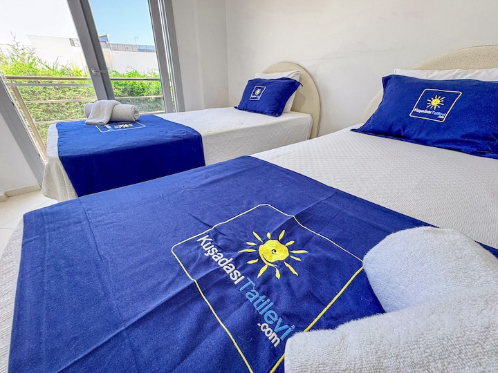 До 4 души: 2 допълнителни легла под основата на леглото 2×100×200. Идеално за деца/приятели. Мрежа против комари и завеса за затъмнение, гардероб; близо до общата баня, тихо и светло.