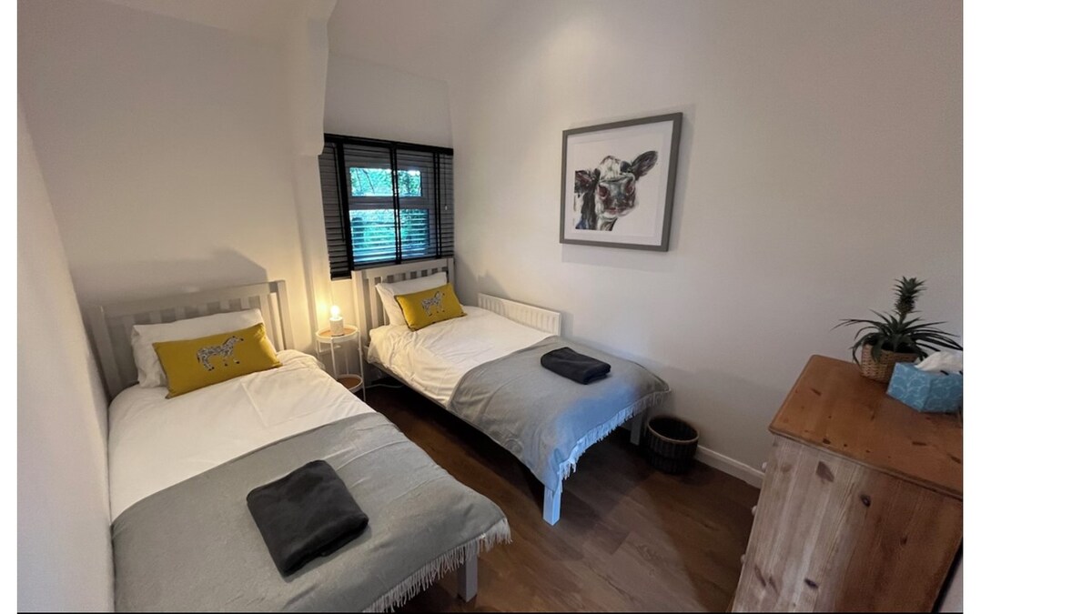 سريران مفردان، صندوق من الأدراج، سكة معلقة