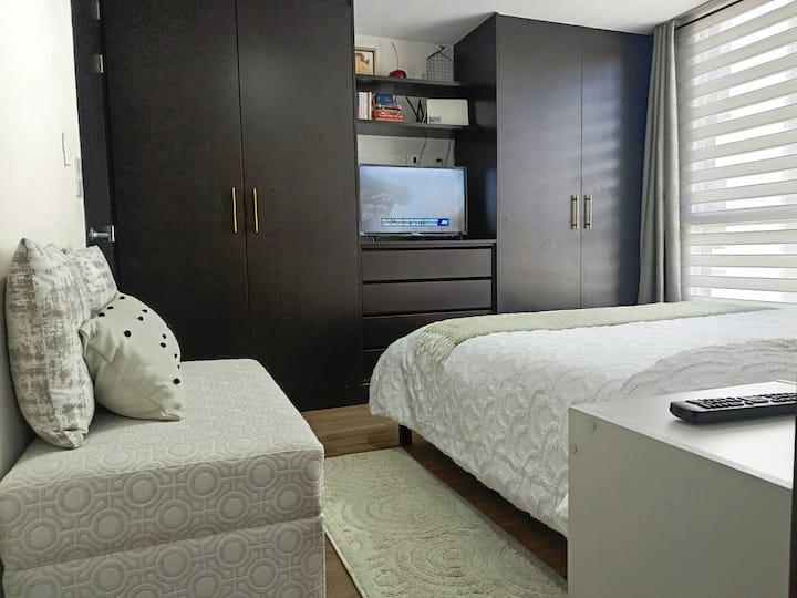 غرفة النوم الرئيسية - سرير بحجم كوين - تلفزيون ذكي - حمام كامل