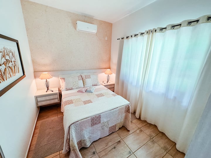 Máximo conforto com ar-condicionado e enxoval completo de cama e banho à sua espera.