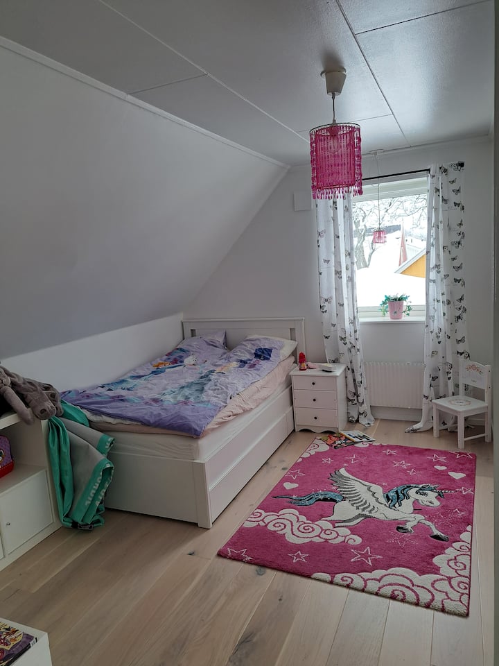 Სამუშაო მაგიდა და 120-დუიმიანი  საწოლი. 