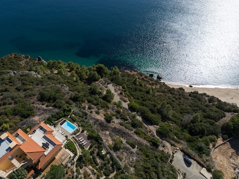 Exclusive Oceanfront Villa by So.Infinito